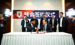 足球运动员转会签约仪式现场